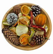 pot-pourri-worek-mix-owocow-szyszek-cynamonu-miska-zblizenie