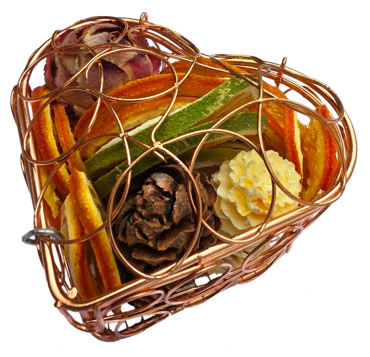stojace-serce-potpourri-miedziane-zblizenie-szyszek
